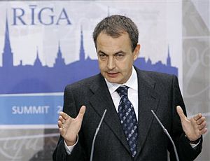 Zapatero, durante la rueda de prensa en Riga. (Foto: AP)