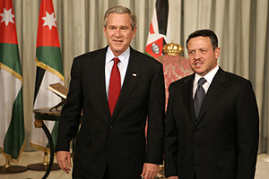 George W. Bush en Amn con el rey jordano. (Foto: AP)