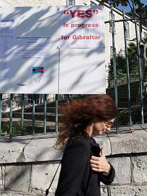 Una mujer pasa frente a un cartel en favor del 's'. (Foto: EFE)
