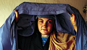 María Galera, en el momento de cubrirse con el 'burka' en su casa. (Foto: F. Wahidy)