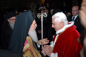 Bartolom I saluda a Benedicto XVI. (Foto: EFE)