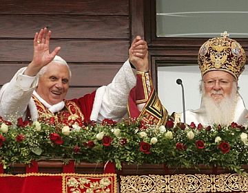 El Papa y el Patriarca Ecumnico saludan a sus feligreses. (Foto: EFE)