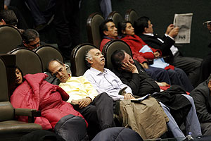 Diputados mexicanos, durmiendo en el Congreso en el que llevan tres das atrincherados. (Foto: AP)