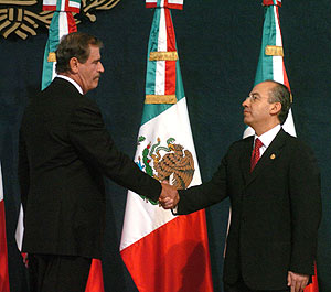 Vicente Fox saluda a Felipe Caldern en el traspaso de poder. (Foto: EFE)