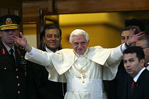 Benedicto XVI se despide en el aeropuerto de Estambul. (Foto: AFP)