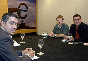 Patxi Lpez, con Arnaldo Otegi y Rufi Etxebarria, antes de la reunin. (Foto: EFE)