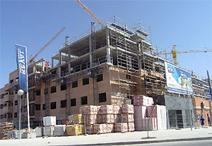 Imagen de un edificio en construccin en Dehesa Vieja. (Foto: P. Carrero)