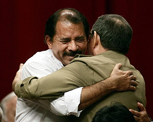Ral Castro se abraza al presidente electo de Nicaragua, Daniel Ortega. (Foto: REUTERS)