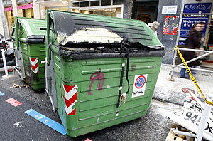 Algunos de los contenedores quemados en San Sebastin. (Foto: EFE)