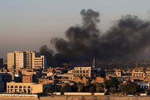 Una columna de humo se eleva en el centro de Bagdad. (Foto: AFP)
