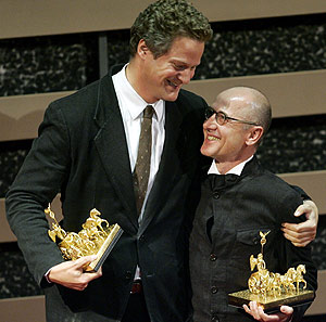 El director Florian Henckel (izda.) posa junto a Ulrich Muehe, galardonado con el premio al mejor actor. (Foto: REUTERS)