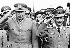 El dictador boliviano Hugo Banzar (derecha), junto a Pinochet, en febrero de 1975. (REUTERS)