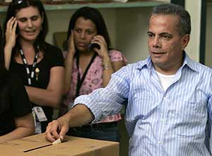 Manuel Rosales deposita su voto. (Foto: REUTERS)