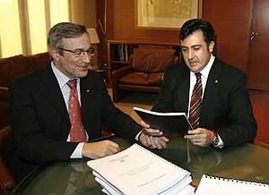 Xabier Sabater y Puigcercs, durante el traspaso de poderes del pasado da 29. (Foto: EFE)