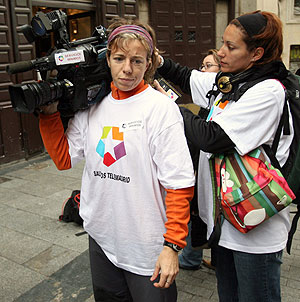 Dos trabajadoras de la cadena lucen el lema 'Salvemos Telemadrid' en sus camisetas. (Foto: EFE)