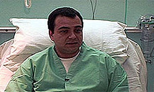 Mario Scaramella, en el hospital, durante la entrevista. (Foto: CNN)