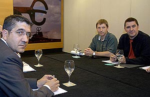 Patxi Lpez, con Arnaldo Otegi y Rufi Etxebarria, en la reunin del 6 de julio. (Foto: EFE)