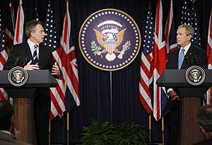 Tony Blair y George W. Bush, en rueda de prensa conjunta en Washington. (Foto: REUTERS)