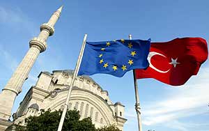 Las banderas de Turquía y la UE, en Estambul. (Foto: AP)