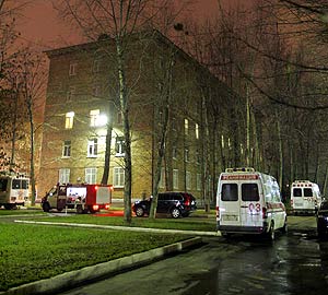 Ambulancias frente al edificio donde ocurri el incendio. (Foto: AFP)