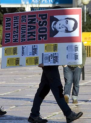 Un viandante porta un cartel en favor del preso De Juana Chaos, tras un acto convocado por la ilegal Askatasuna. (Foto: I. Andrs)