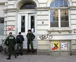 Policas alemanes, frente al apartamento de Kovtun en Hamburgo. (Foto: AFP)