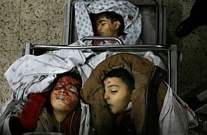 Los cuerpos de los tres niños muertos. (Foto: AFP)