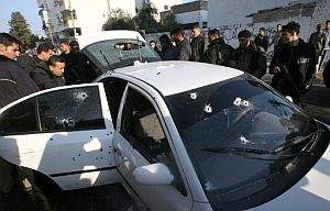 Agentes de polica palestinos inspeccionan el coche en el que viajaban los nios. (Foto: AFP)
