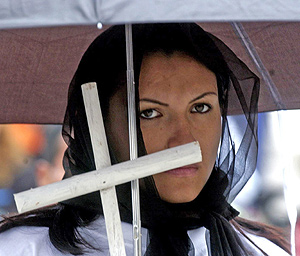 Una mujer se manifiesta a favor de los derechos humanos en Colombia. (Foto: EFE)
