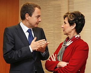 Zapatero habla con Allende en la sede de Ferraz. (Foto: EFE)