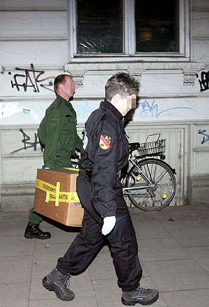 Policas trasladan una caja con evidencias sobre posible contaminacin radiactiva en Hamburgo. (Foto: EFE)