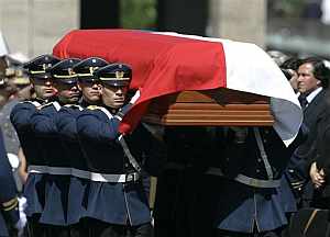 Soldados trasladan el fretro de Pinochet durante el funeral. (Foto: AP)