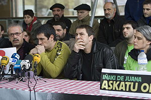 Juan Mara Olano y Arnaldo Otegi junto a familiares de presos, en la rueda de prensa. (Foto: MItxi)