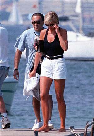 Diana de Gales y Dodi Al Fayed, en Saint Tropez pocos días antes de su muerte. (Foto: AP)