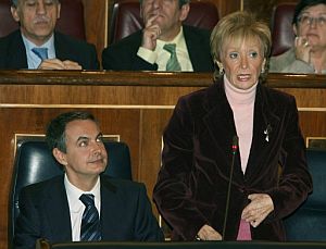 Jos Luis Rodrguez Zapatero escucha la intervencin de Mara Teresa Fernndez de la Vega. (Foto: EFE)
