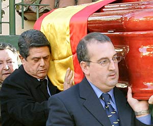 Federico Trillo porta junto a otras personas el fretro de Loyola de Palacio. (Foto: Javier Lizn)