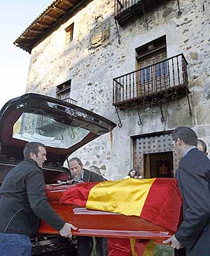 Llegada del fretro de Loyola de Palacio a la casa de Markina. (Foto: EFE)