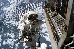 Uno de los astronautas durante el paseo espacial. (Foto: EFE)