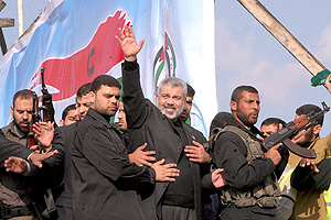 El primer ministro, Ismail Haniya, protegido por sus guardaespaldas en el multitudianrio mitin en Gaza. (Foto: EFE)