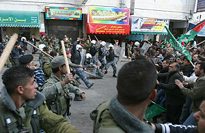 Fuerzas de la seguridad palestina se enfrentan a seguidores de Hamas en Ramala. (Foto: AFP)