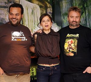 El director Luc Besson (derecha) posa con Elena Anaya y Carlos Jean. (Foto: AFP)