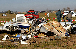 Vista de los restos de la avioneta. (Foto: EFE)