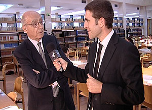 El presentador de 'Caiga Quien Caiga' con Saramago. (Foto: CQC)