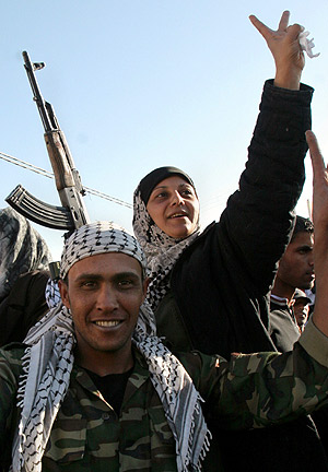 Seguidores de Al Fatah celebran la decisión del presidente. (Foto: AP)