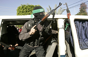 Militantes de Hamas patrullan una calle de Gaza. (Foto: REUTERS)