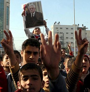 Decenas de estudiantes palestinos se manifestaron ayer en Gaza en apoyo de Abu Mazen. (Foto: EFE)