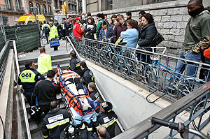 Evacuación de una de las heridas. (Foto: EFE)