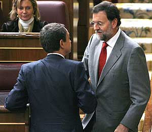 Zapatero da el psame el pasado jueves a Rajoy, por la muerte de Loyola de Palacio. (Foto: EFE)