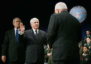 Robert Gates jura su cargo, en presencia del presidente Bush. (Foto: AFP)
