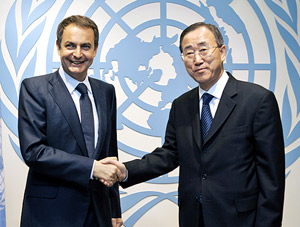 Zapatero estrecha la mano del presidente electo de la ONU, Ban Ki-moon. (Foto: EFE)